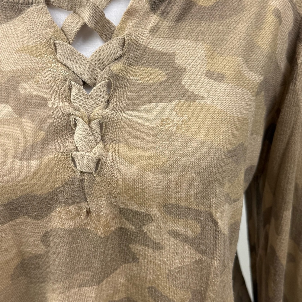 Democracy Beige Camo Criss-Cross Neckline Long Sleeve Knit Top Banded Hem Size L - Picture 11 of 12